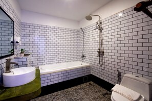 Shower, free toiletries, hair dryer, bathrobes - The Unique Angkor Villa (Siem Reap)