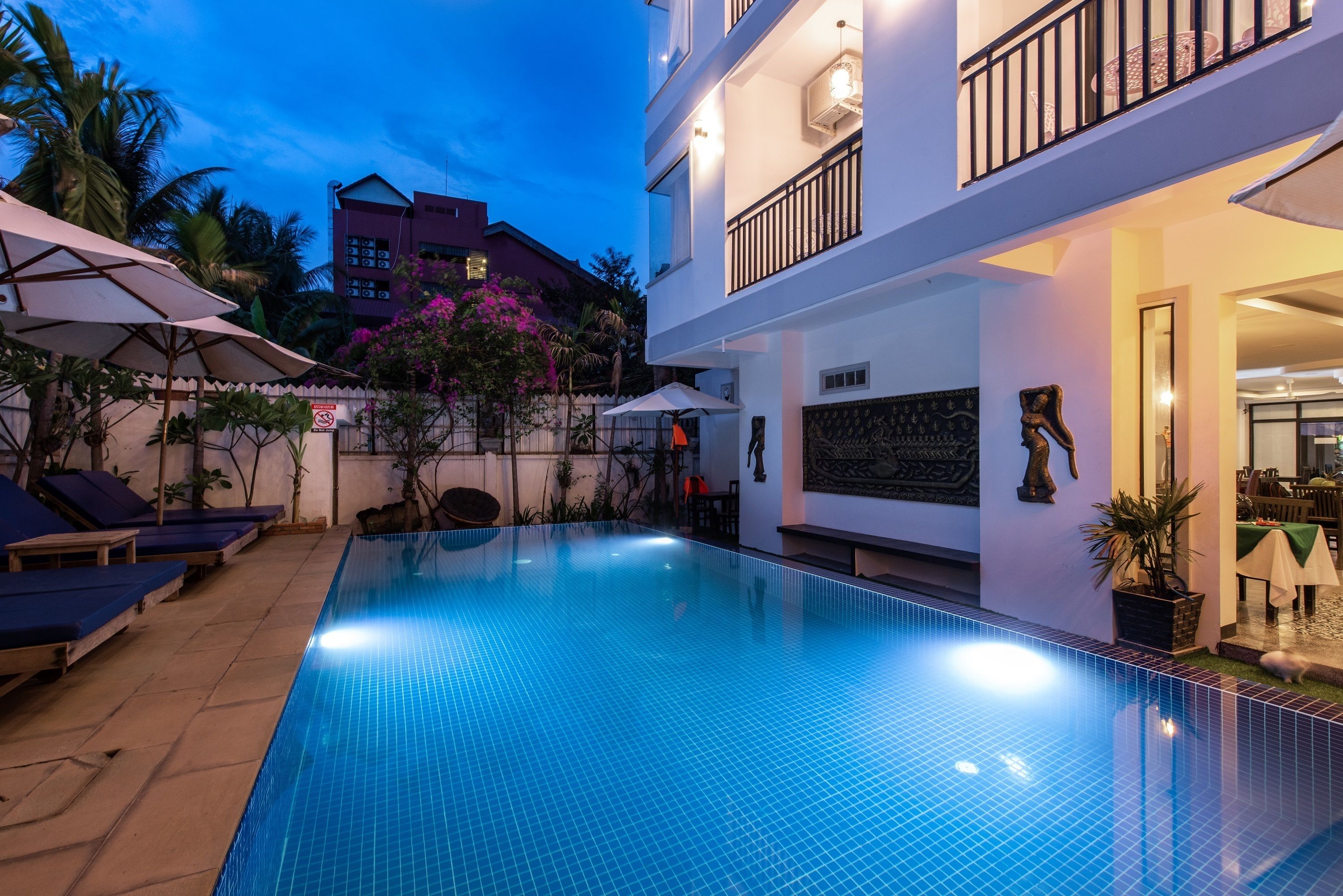 Una piscina al aire libre
