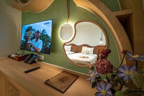 Minibar, caja de seguridad en la habitación y escritorio 