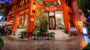 A multi-story hotel with a prominent entrance and outdoor seating area. - Me Saigon Boutique Hotel (Ho Chi Minh City)