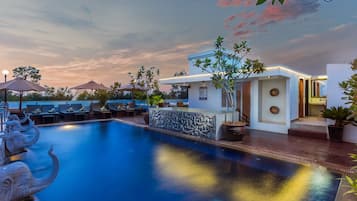 Kolam renang outdoor dan sebuah kolam renang di atap