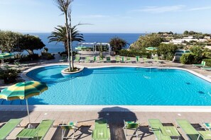 Outdoor pool, pool umbrellas, pool loungers - Hotel Residence Sciaron (Ricadi)