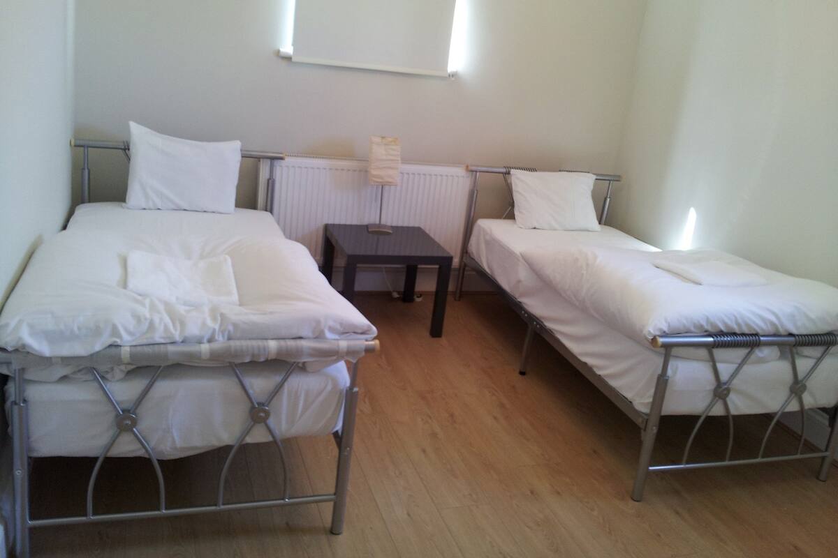 Habitación con 1 cama doble o 2 individuales, baño compartido | Wifi gratis