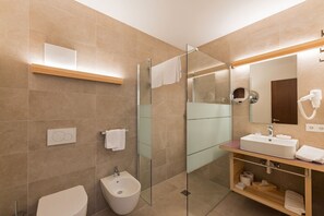 Superior Double Room | Bathroom - Hotel Dolomiten (Dobbiaco)
