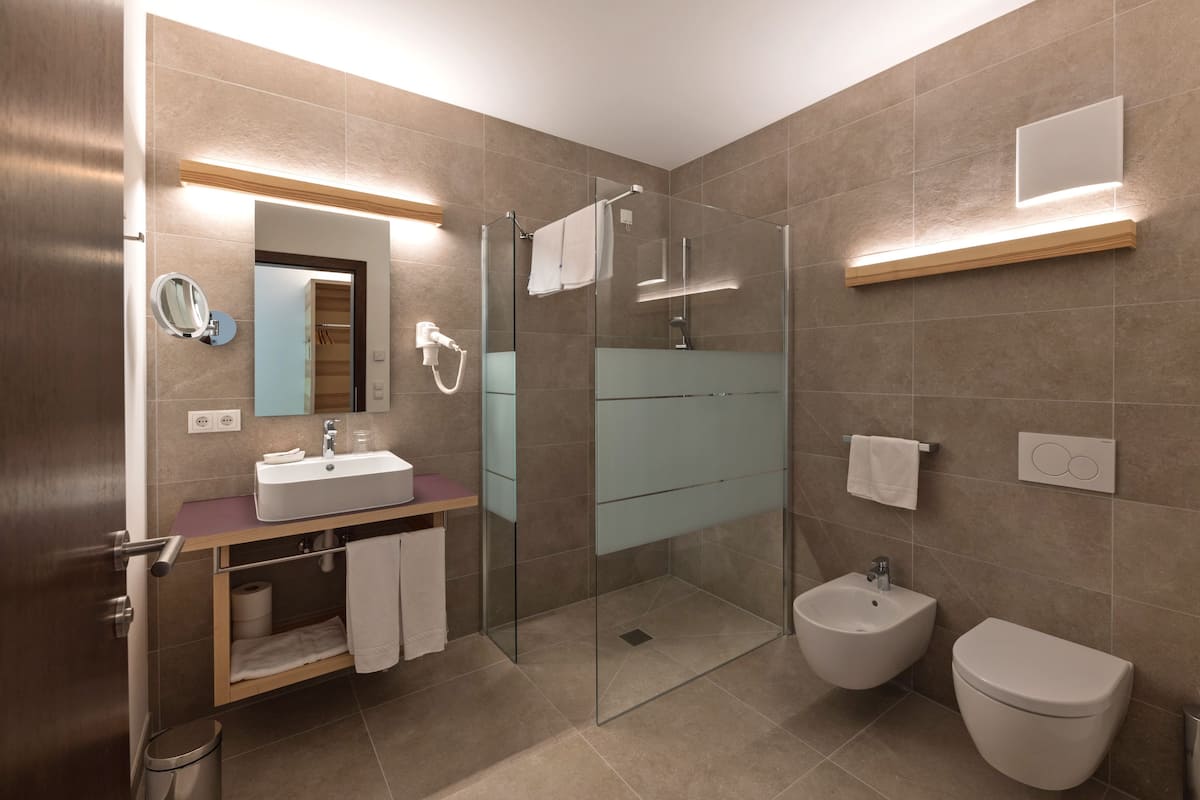 superior double room | bathroom | free toiletries, bidet, towels