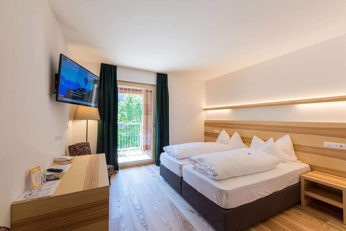 in-room safe, free wifi, bed sheets