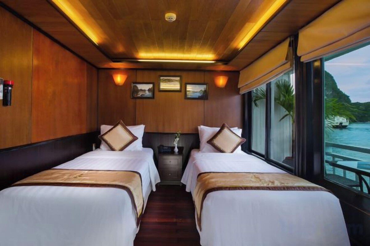 Premium bedding, in-room safe, soundproofing, WiFi (free)