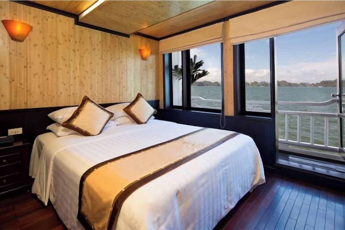 Premium bedding, in-room safe, soundproofing, free WiFi