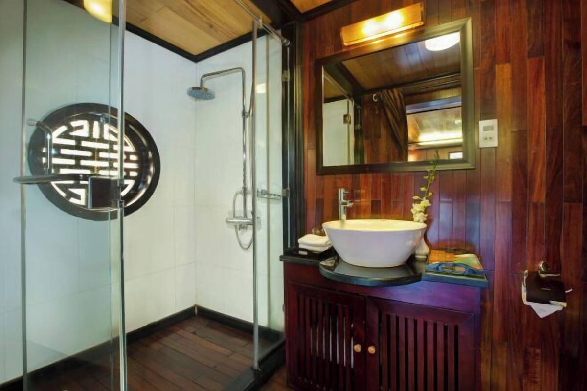 Shower, rainfall showerhead, free toiletries, hair dryer