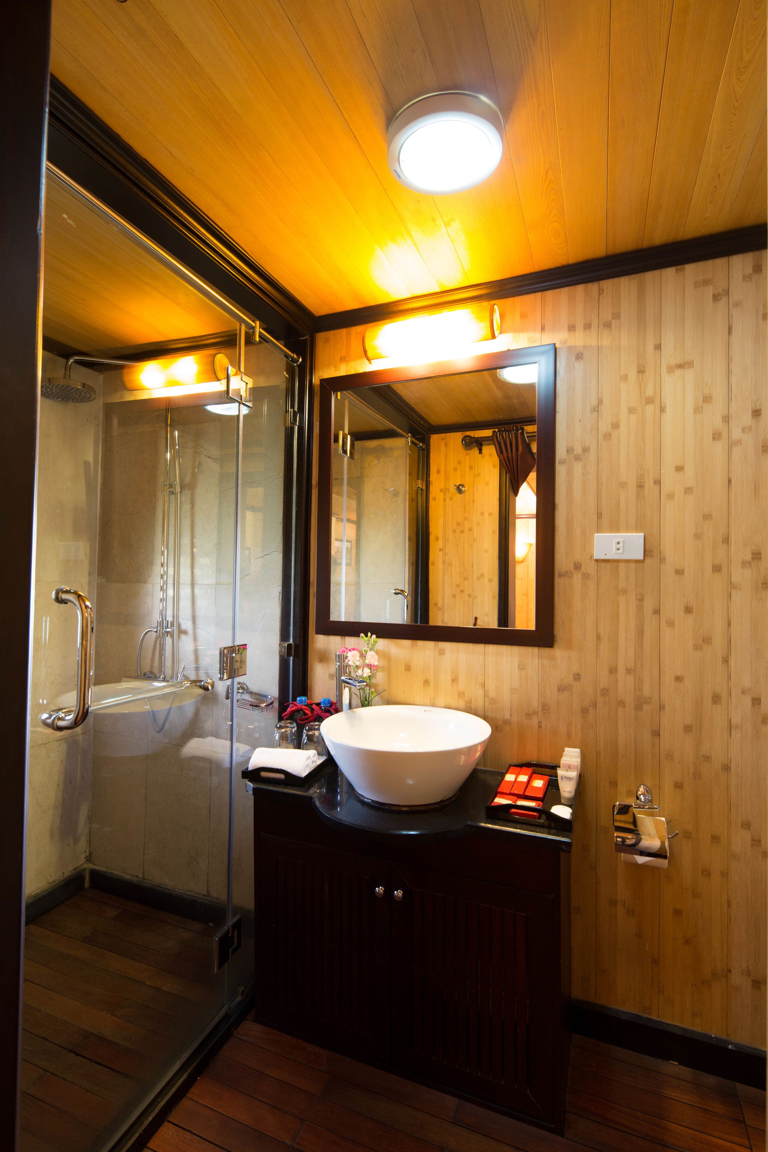 Shower, rainfall showerhead, free toiletries, hair dryer