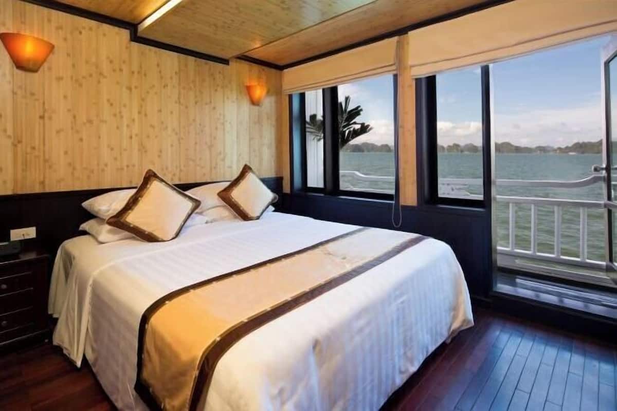 Premium bedding, in-room safe, soundproofing, free WiFi