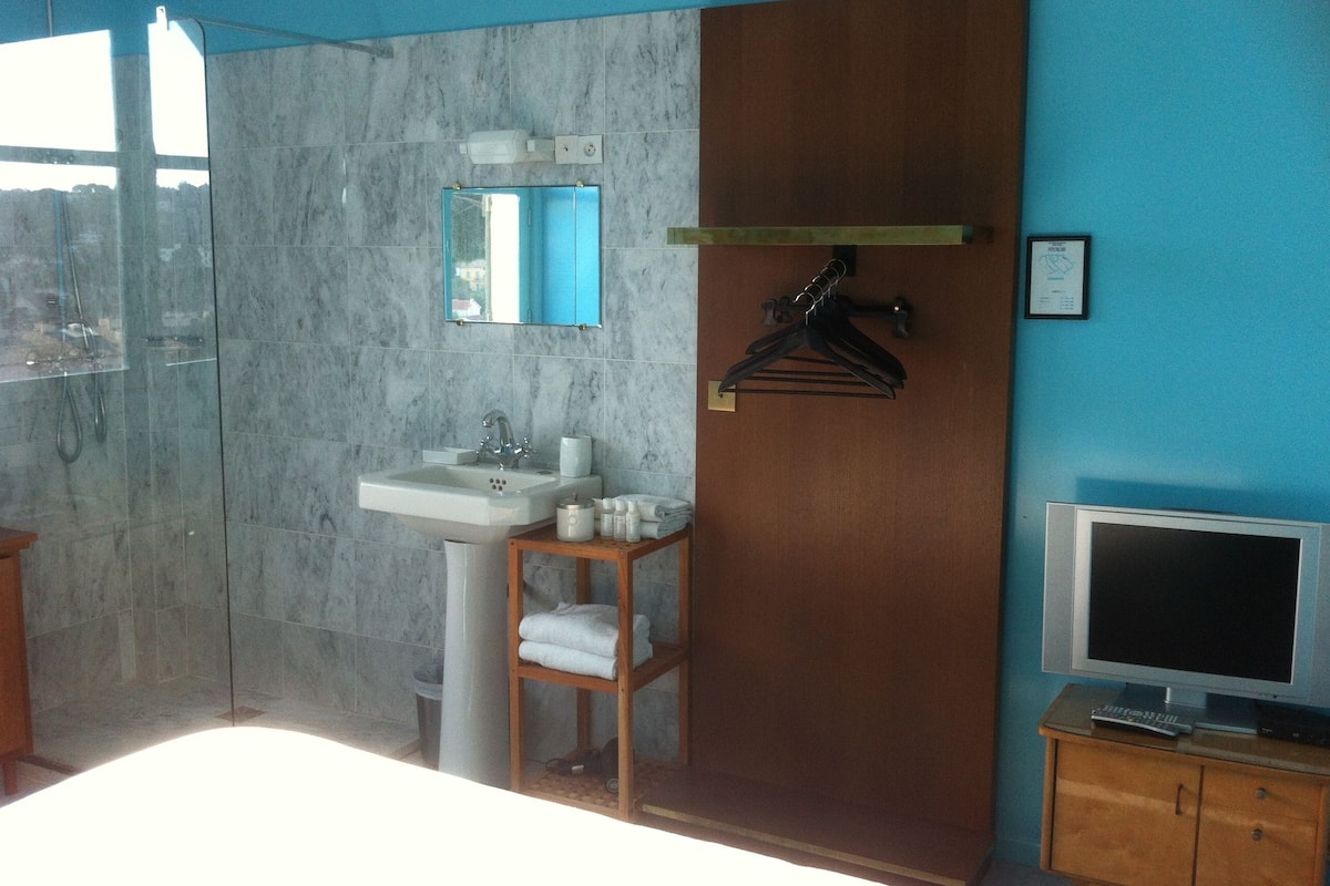 Ropa de cama de alta calidad y minibar