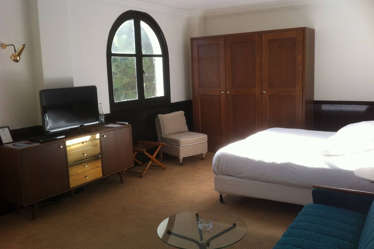 Ropa de cama de alta calidad y minibar