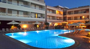 Seasonal outdoor pool, pool umbrellas, pool loungers -  Kos Ethereal Suites & Spa (Kos)
