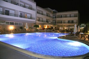 Seasonal outdoor pool, pool umbrellas, pool loungers -  Kos Ethereal Suites & Spa (Kos)