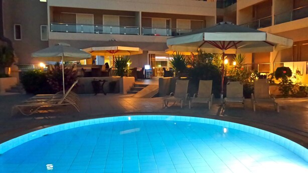 Seasonal outdoor pool, pool umbrellas, sun loungers -  Kos Ethereal Suites & Spa (Kos)