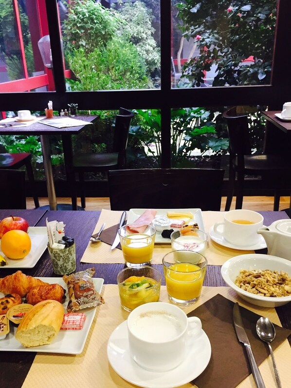 Breakfast (EUR 8.5 per person) - L'Acanthe Hôtel (Erbree)
