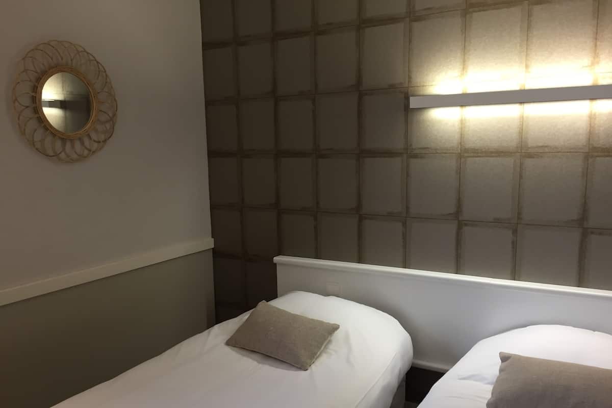 Twin Room | Desk, WiFi (free), bed sheets