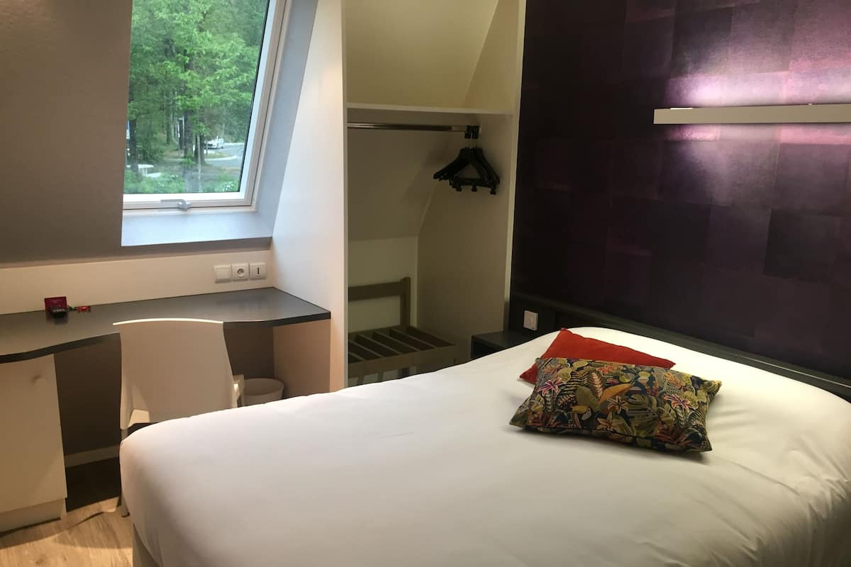 Double Room | Desk, WiFi (free), bed sheets