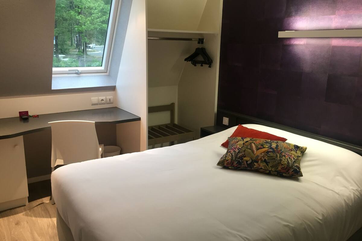 Double Room | Desk, free WiFi, bed sheets