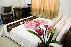 Double Room (With A/C Free one way Pickup) | Didekorasi berbeda-beda dan dilengkapi dengan perabotan berbeda-beda