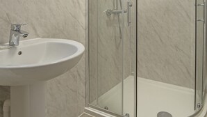 Standard Quadruple Room | Bathroom - Apollo Hotel London – Near Hyde Park & Paddington Station (London)