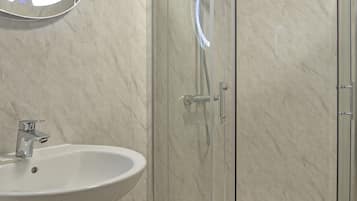 Habitación cuádruple estándar | Baño | Amenidades de baño gratuitas, secadora de cabello, toallas, jabón