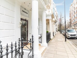Exterior detail - Apollo Hotel London – Near Hyde Park & Paddington Station (London)