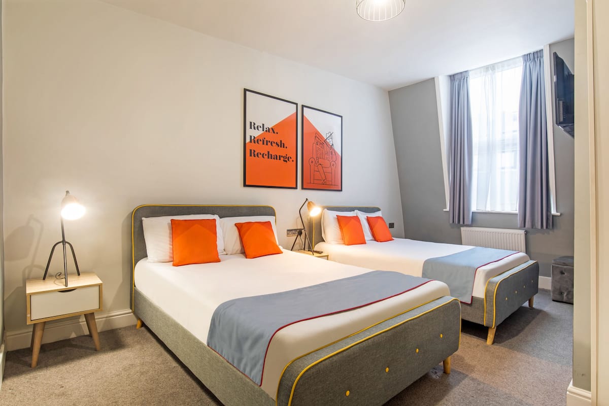 Chambre quadruple supérieure | Accès au Wi-Fi (inclus), literie fournie