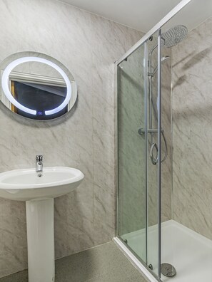 Deluxe Triple Room | Bathroom | Free toiletries, towels, soap, shampoo - Townhouse Apollo, Hyde Park (London)