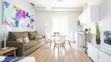 Superior appartement, 1 slaapkamer | Woonkamer | Een 32-inch ledtelevisie met satellietzenders en een televisie