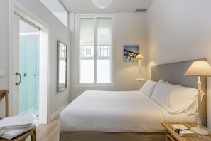 Apartment, 2 Bedrooms | Egyptian cotton sheets, premium bedding, memory-foam beds, in-room safe - Suites Sevilla Plaza Apartamentos (Seville)