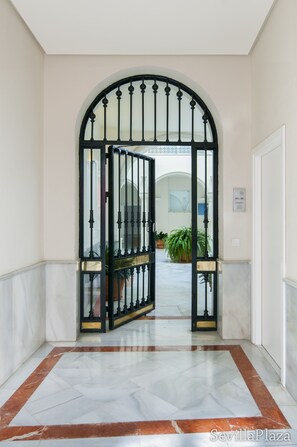 Lobby - Suites Sevilla Plaza Apartamentos (Seville)