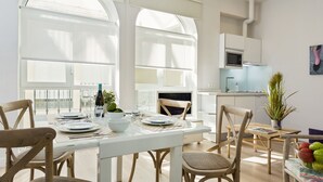 Leilighet, 2 soverom | Oppholdsrom | En 32-tommers LED-TV med Parabol-TV samt TV