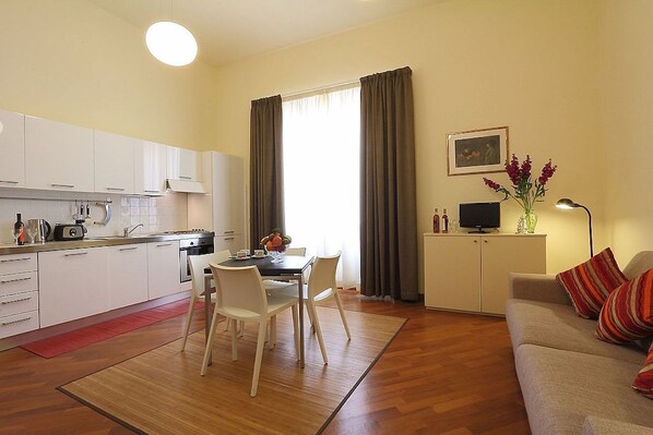 디럭스 아파트, 침실 1개 (5 people) | 거실 공간 | LCD TV