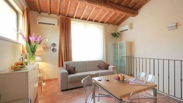 Appartamento Deluxe, 1 camera da letto, vista città (5 people) | Area soggiorno | TV LCD