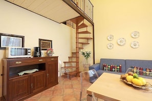 Departamento Deluxe, 1 habitación (6 people) | Área de sala de estar | Televisión LCD 