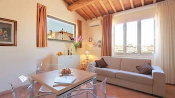 Deluxe-Apartment, 1 Schlafzimmer, Stadtblick (5 people) | Wohnbereich | LCD-Fernseher