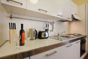 Refrigerador, microondas, placa de cocina, lavavajillas