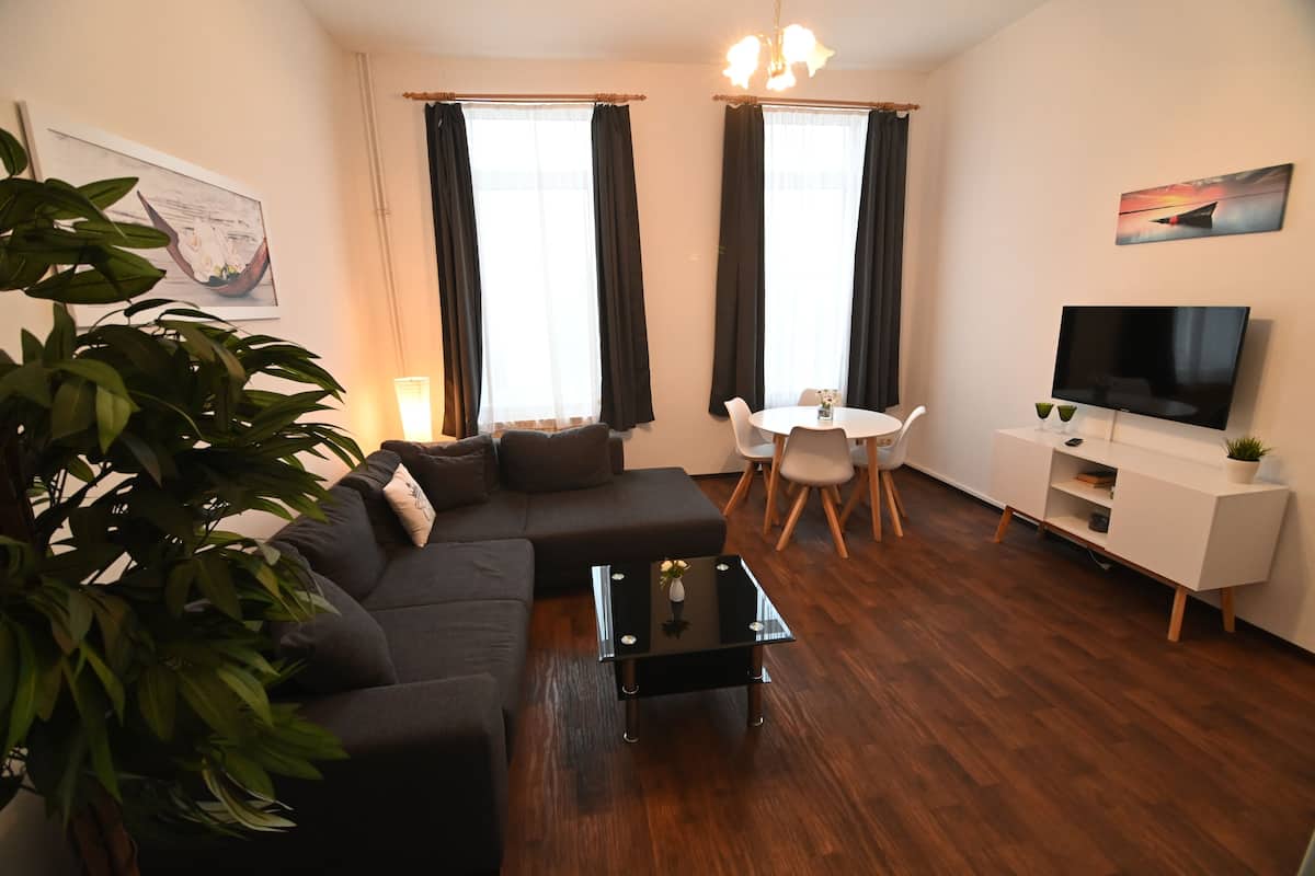 Appartement Typ IV | Coin séjour | TV connectée de 32 pouces avec chaînes par câble, télévision