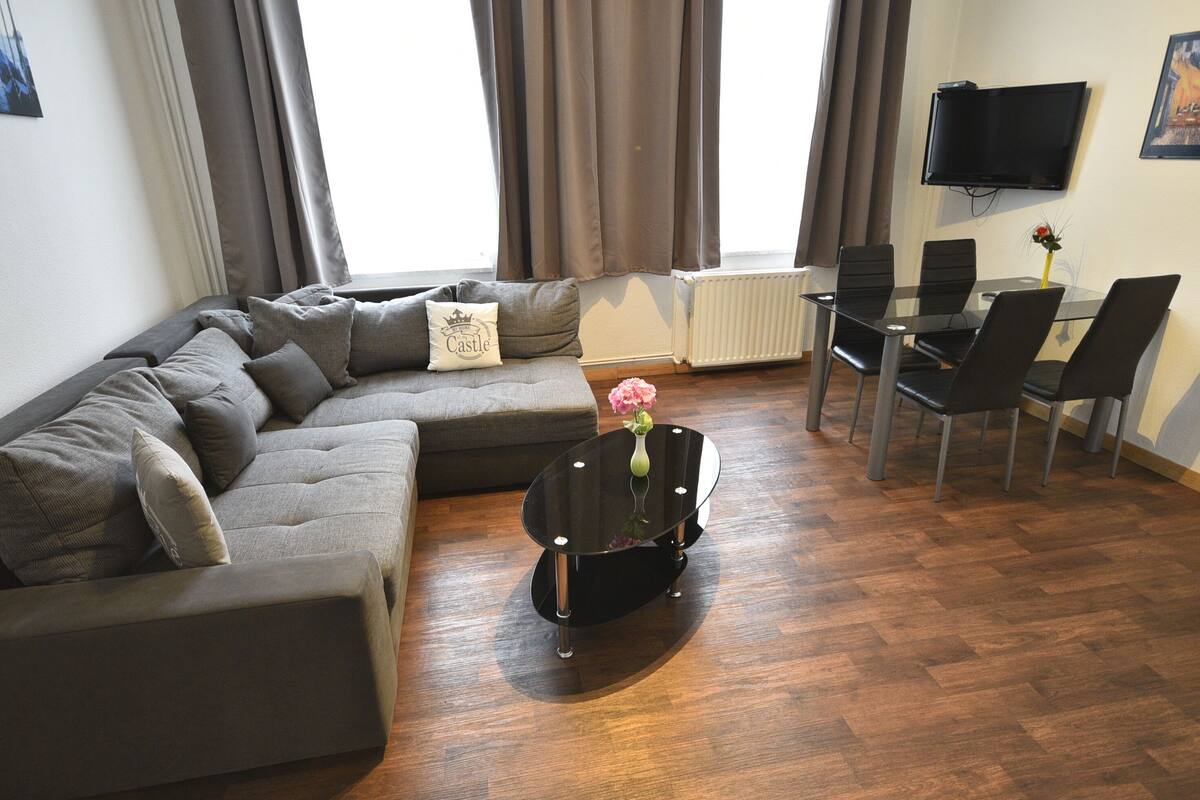 Appartement Typ III | Oppholdsområde | En 32-tommers smart-TV med kabel-kanaler samt TV