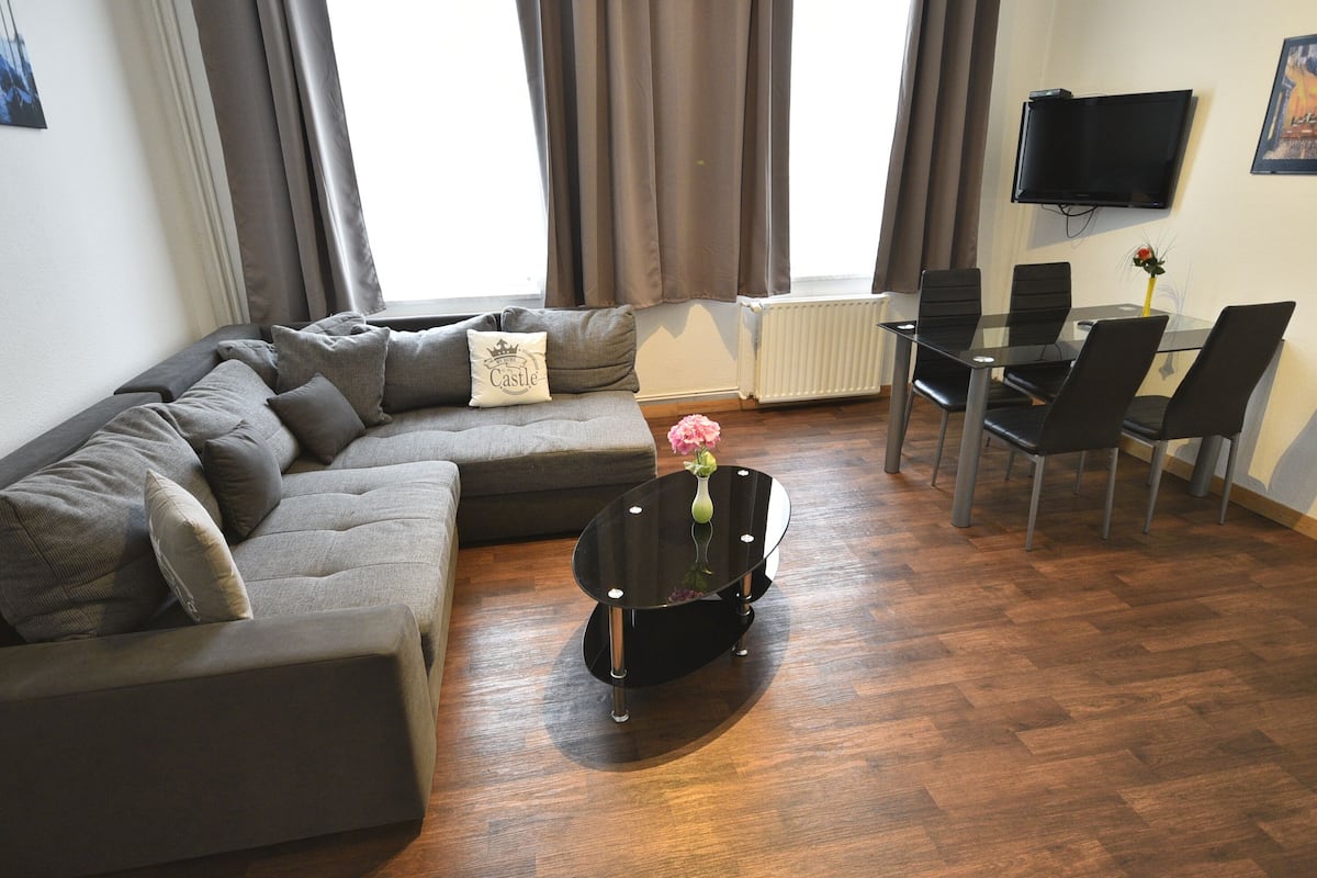 Appartement Typ III | Coin séjour | TV connectée de 32 pouces avec chaînes par câble, télévision