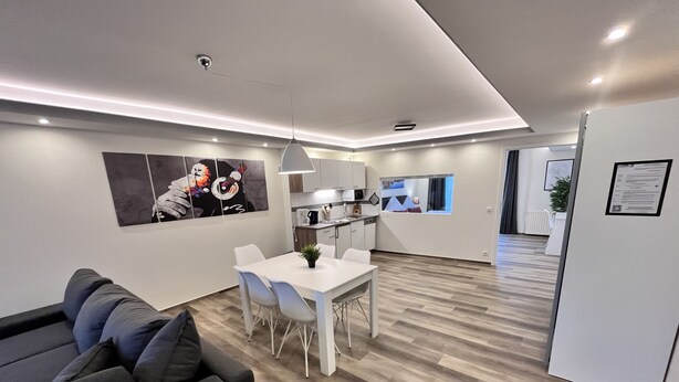 Un apartamento moderno con comedor, cocina y sala de estar.