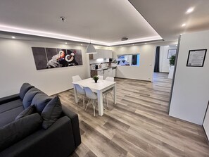 Familien Studio | 起居区 | 32-英寸智能电视 （配备有线频道）、电视