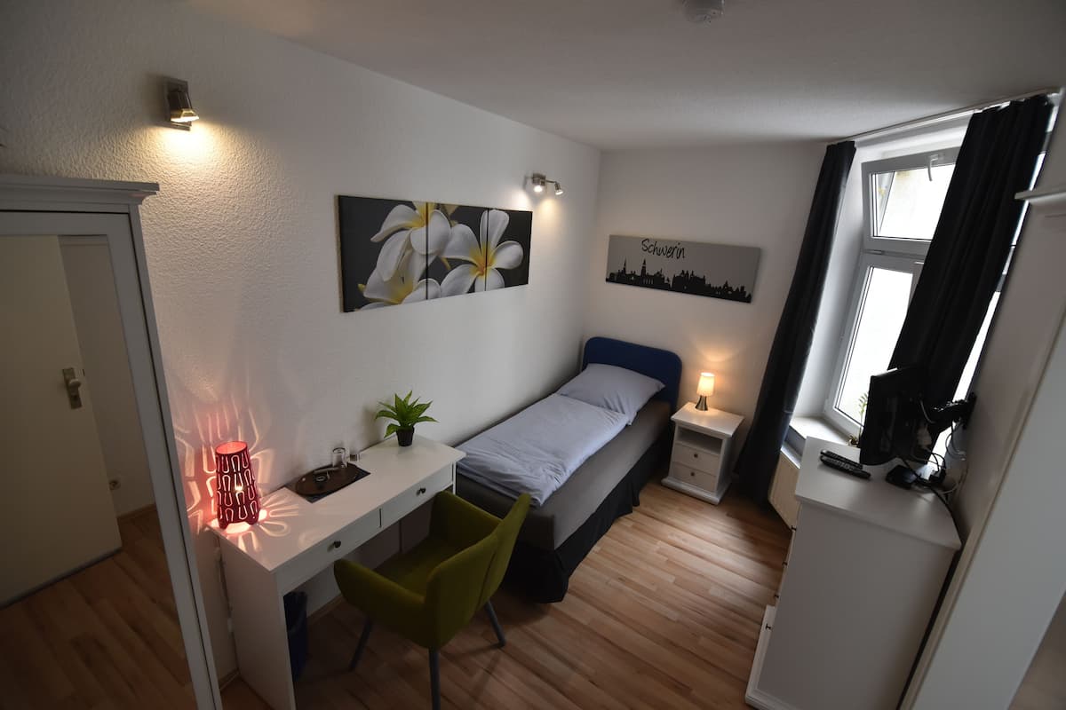 Chambre Simple, côté cour intérieure | Literie de qualité supérieure, ameublement personnalisé, Wi-Fi gratuit