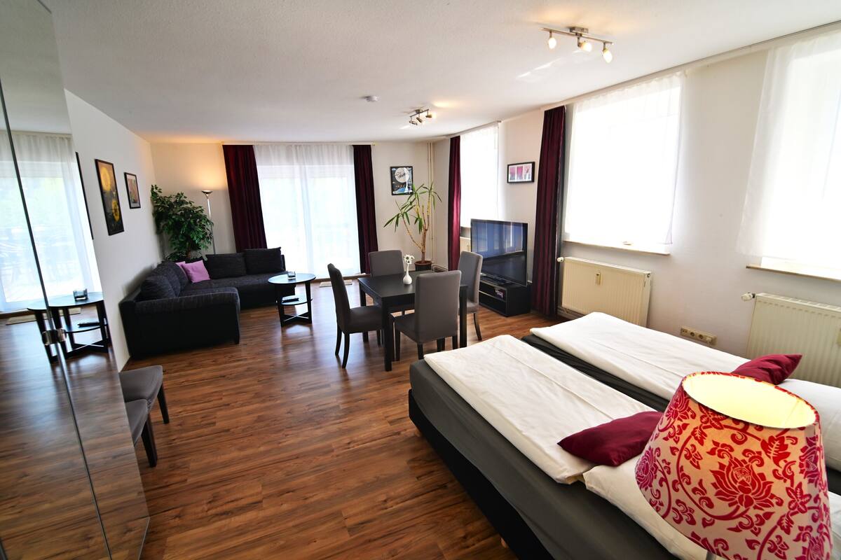 Appartement Typ II | Oppholdsområde | En 32-tommers smart-TV med kabel-kanaler samt TV
