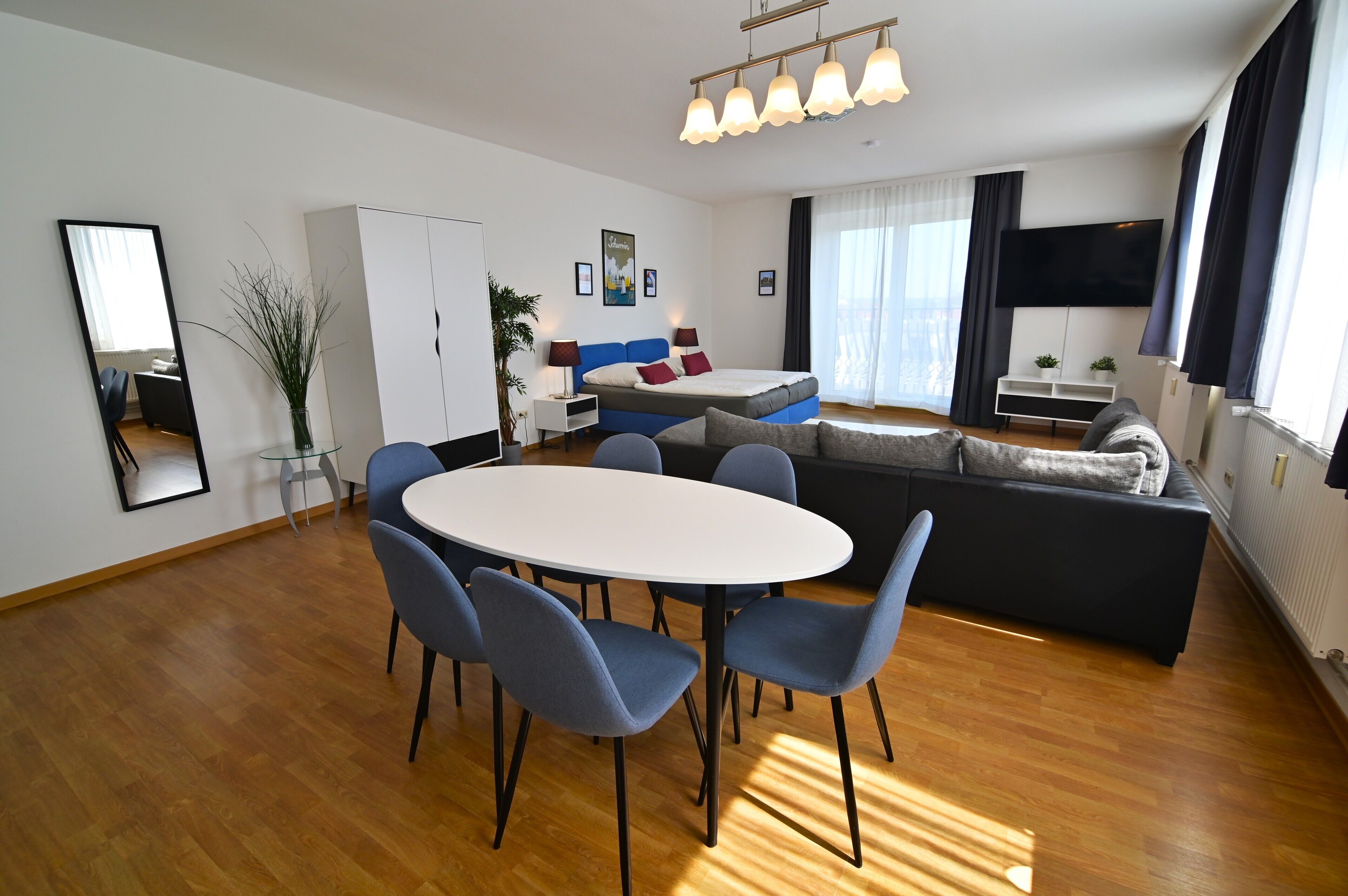 Appartement Typ II | Woonruimte | Een 32-inch smart-tv met kabelzenders en een televisie