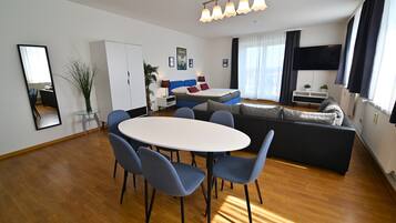 Appartement Typ II | Woonruimte | Een 32-inch smart-tv met kabelzenders en een televisie