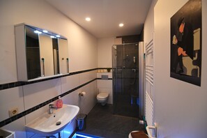 Appartement Typ II | Badkamer | Gratis toiletartikelen, een haardroger, handdoeken, zeep