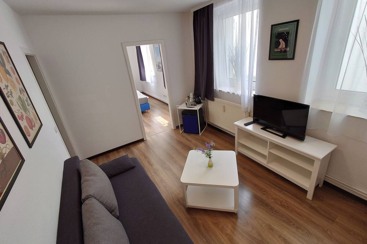 Suite, 2 soverom | Oppholdsområde | En 32-tommers smart-TV med kabel-kanaler samt TV